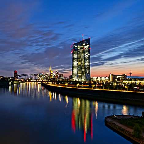 Lichtspuren der Stadt – Frankfurt im nächtlichen Glanz