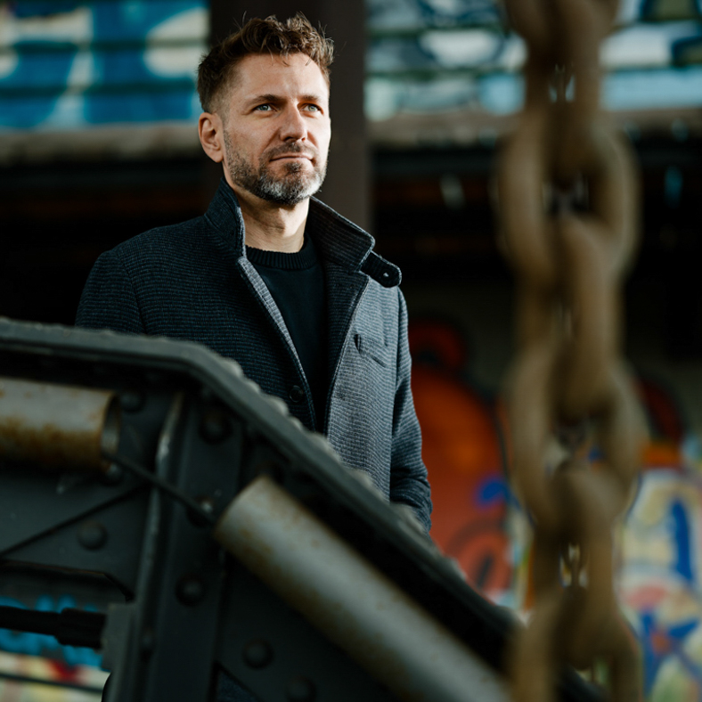 „Pictures of MEN“ – Männerportraits mit Model in Schwarzweiß und Farbe